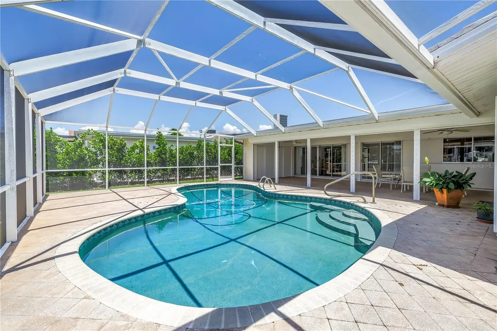 2067 Massachusetts Avenue NE St Petersburg FL 33703