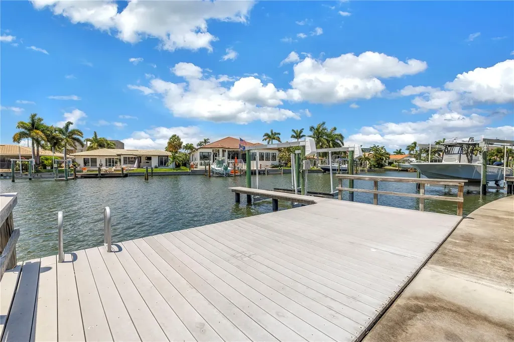 2067 Massachusetts Avenue NE St Petersburg FL 33703