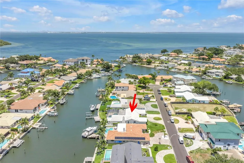 2067 Massachusetts Avenue NE St Petersburg FL 33703