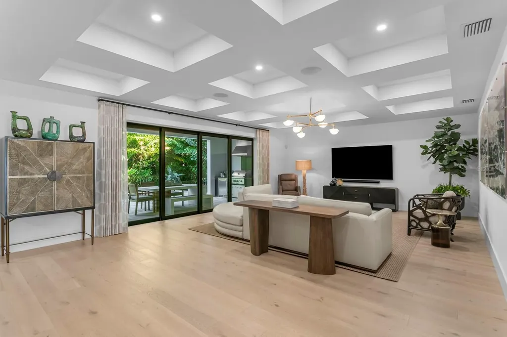 3909 W Azeele Street Tampa FL 33609