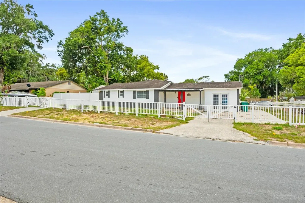 1230 E 1st Avenue Mount Dora FL 32757