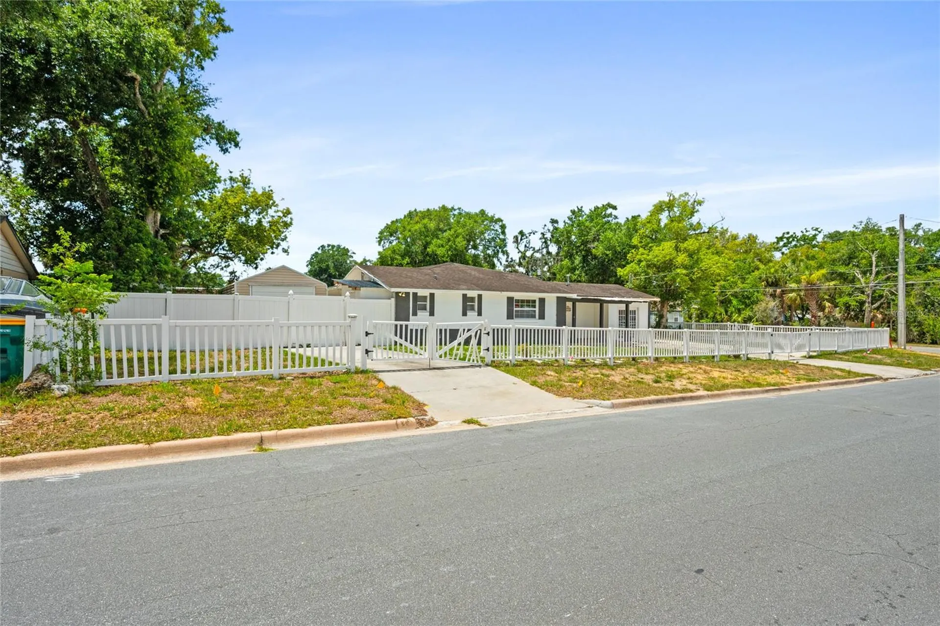 1230 E 1st Avenue Mount Dora FL 32757