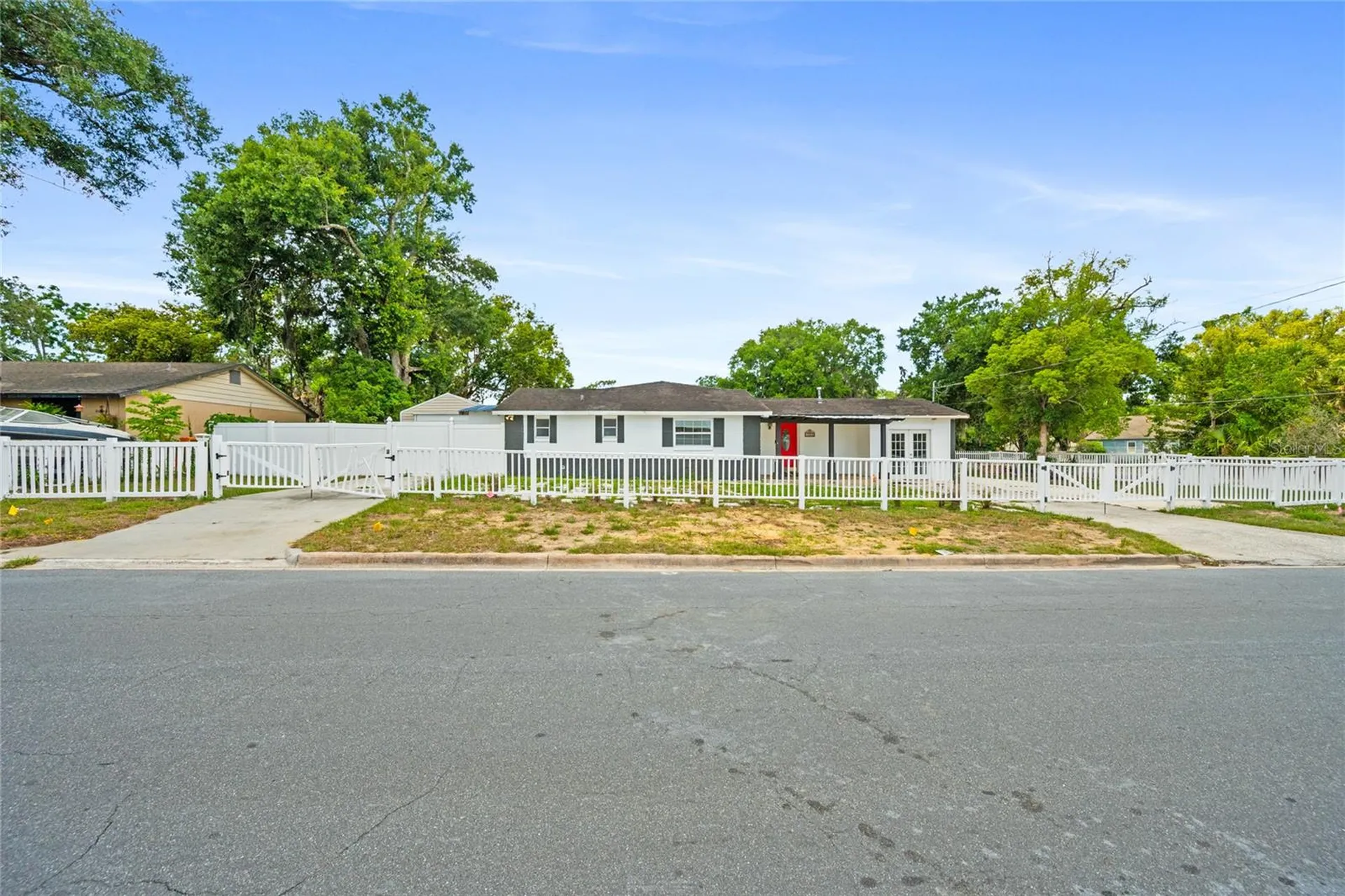 1230 E 1st Avenue Mount Dora FL 32757