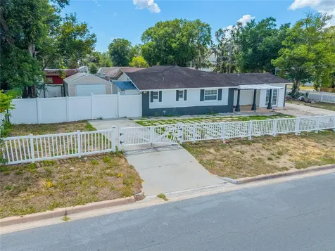 1230 E 1st Avenue Mount Dora FL 32757