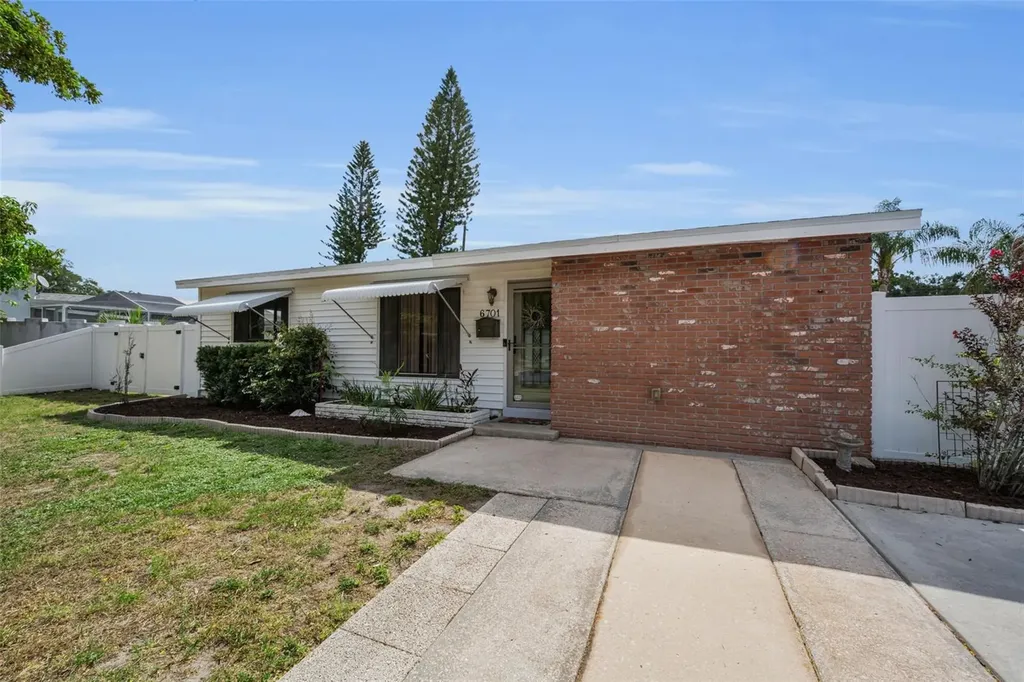 6701 Orchard Drive N St Petersburg FL 33702