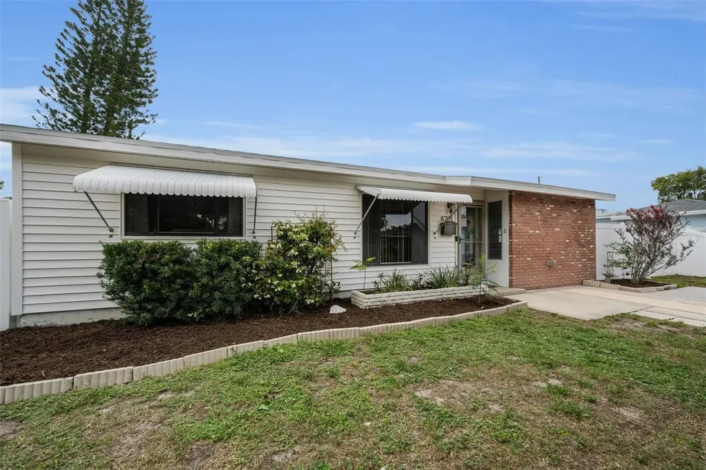 6701 Orchard Drive N St Petersburg FL 33702