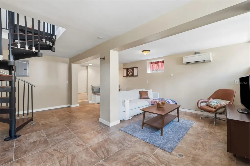 1423 E Henry Avenue Tampa FL 33604