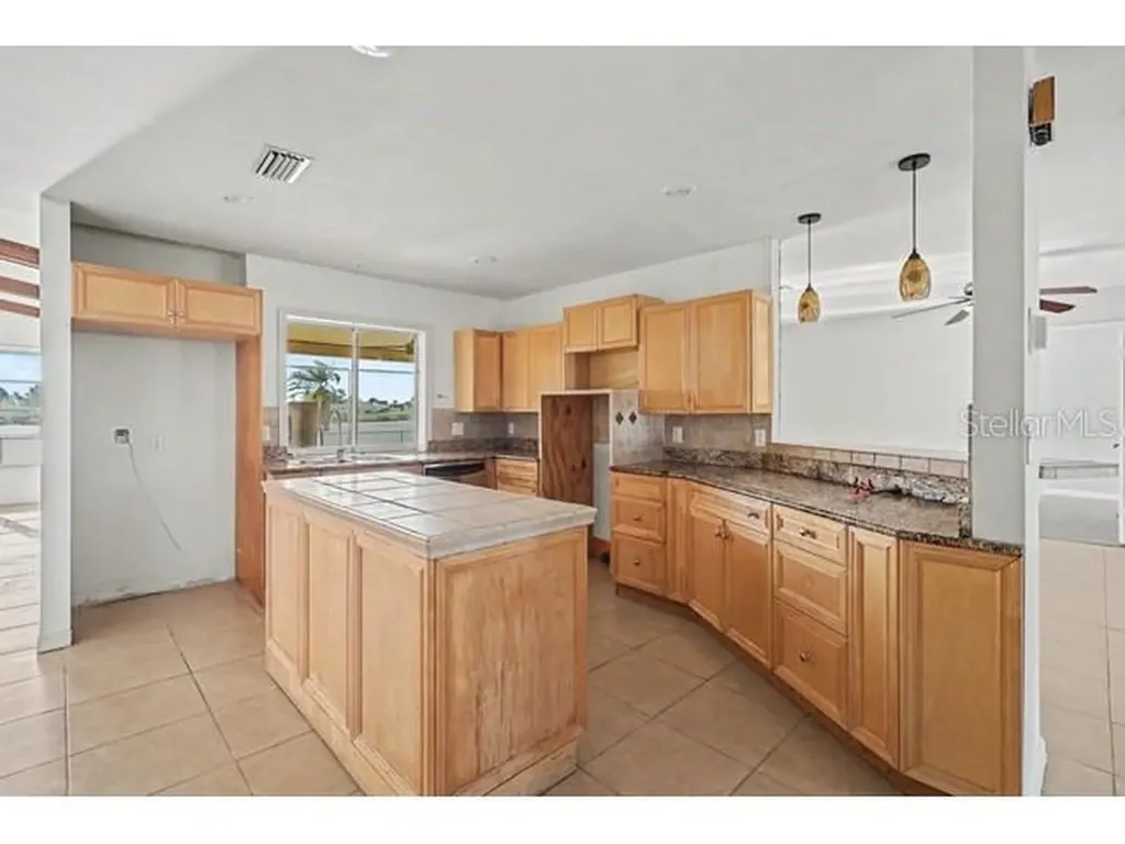 1219 NE 14th Place Cape Coral FL 33909