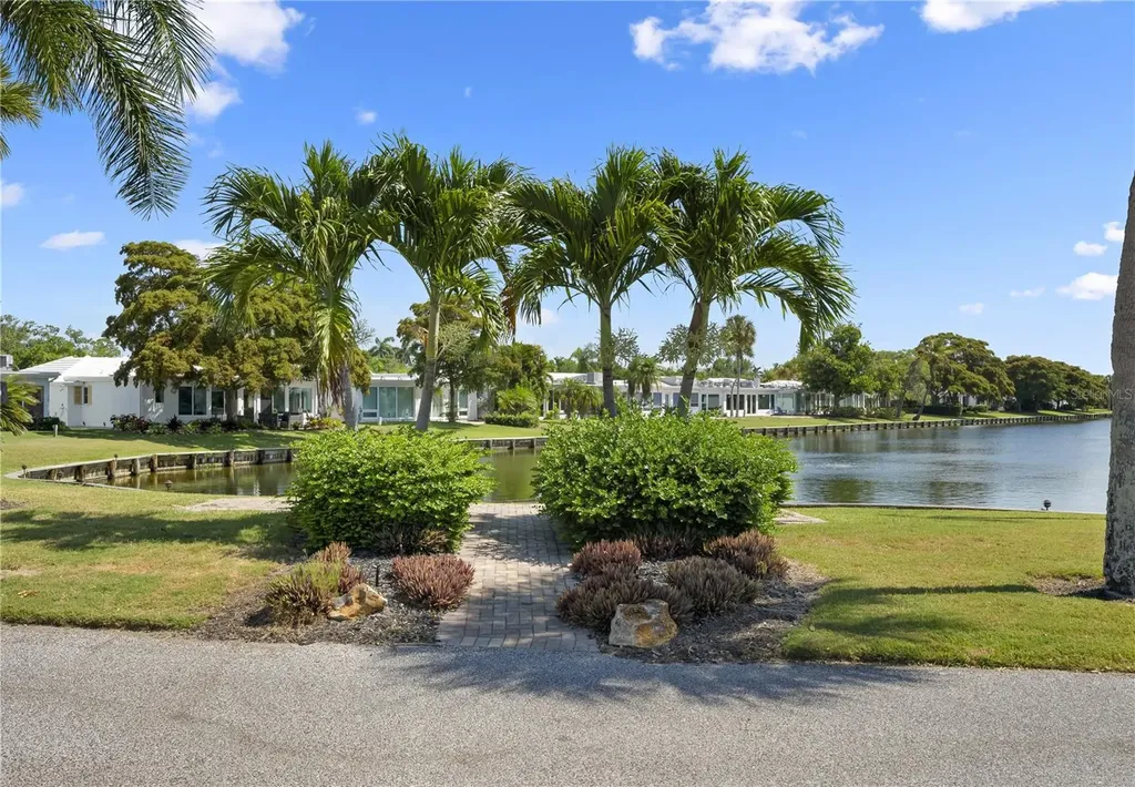 524 Spanish Drive S Longboat Key FL 34228