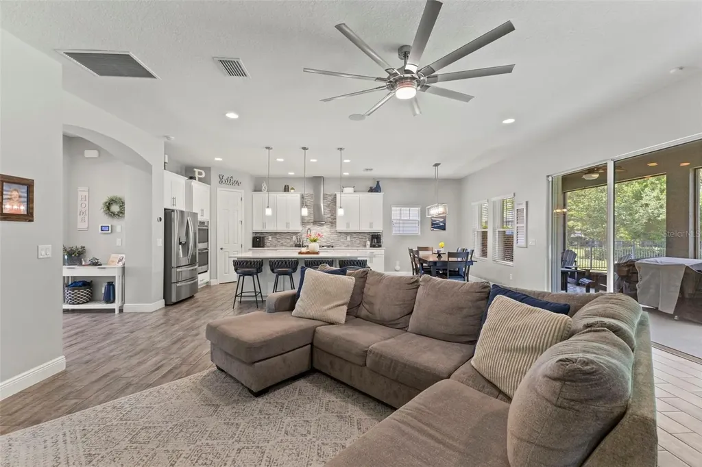 6334 Knob Tree Drive Lithia FL 33547