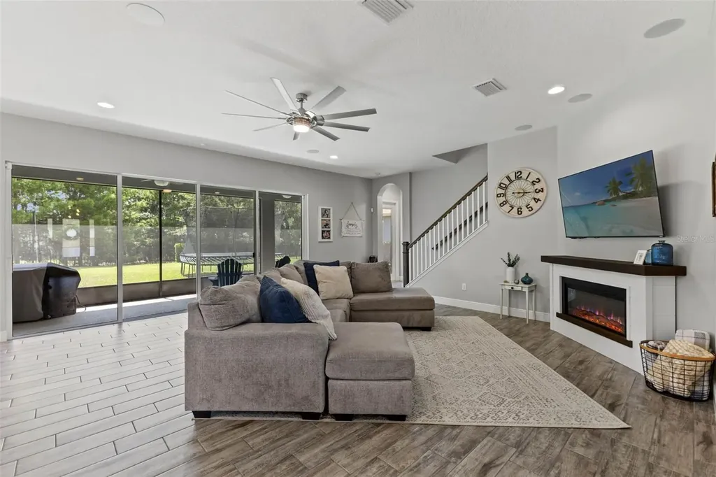 6334 Knob Tree Drive Lithia FL 33547