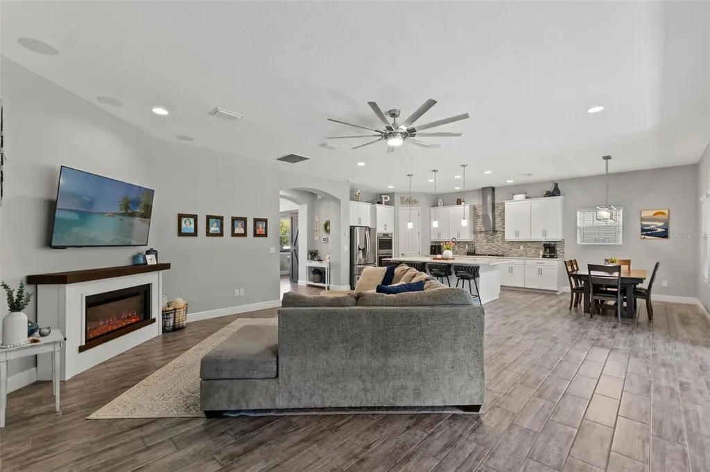 6334 Knob Tree Drive Lithia FL 33547