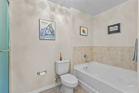1064 N Tamiami Trail Sarasota FL 34236