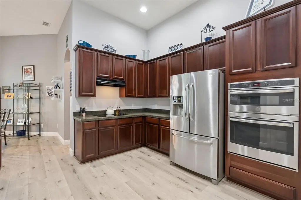529 Johns Landing Way Oakland FL 34787