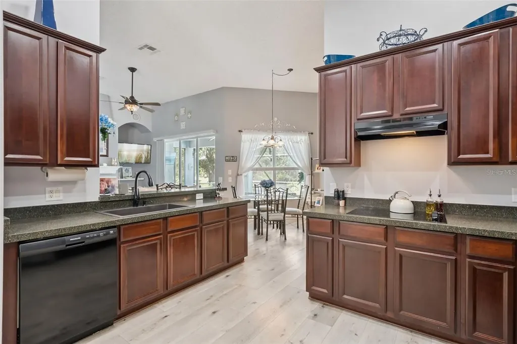 529 Johns Landing Way Oakland FL 34787