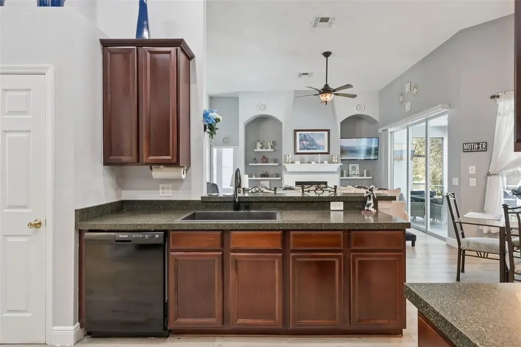 529 Johns Landing Way Oakland FL 34787