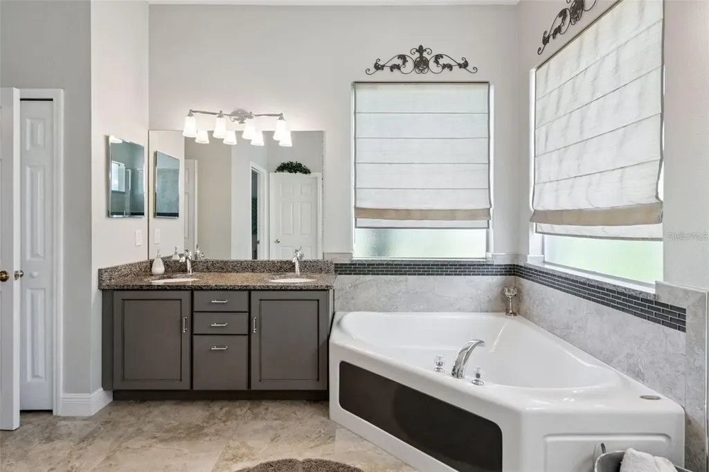 529 Johns Landing Way Oakland FL 34787