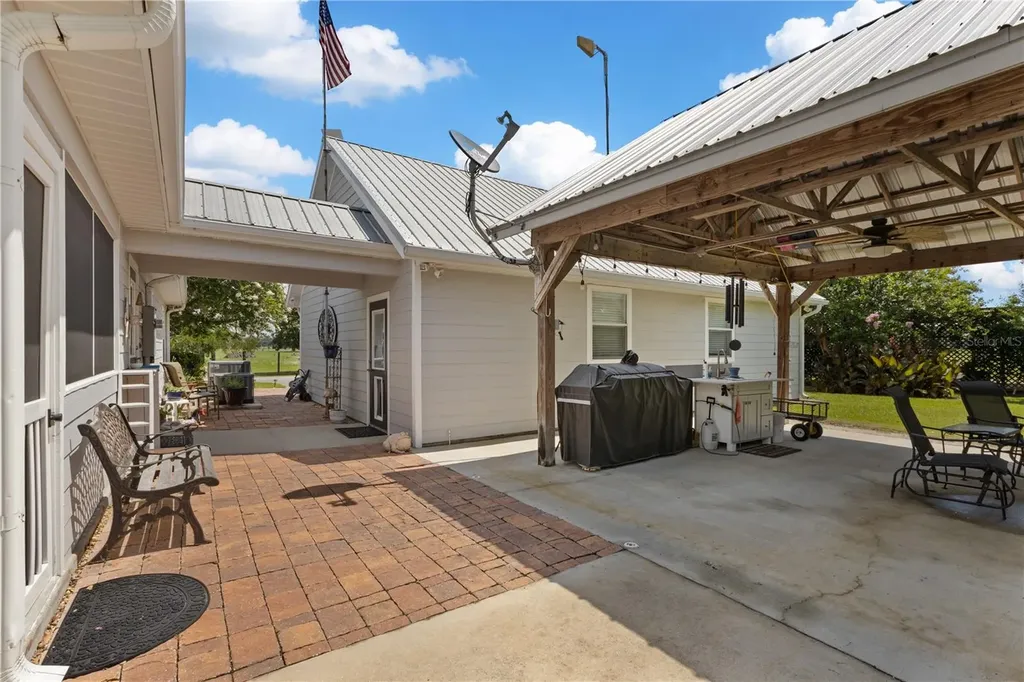 9897 NW 160 Avenue Morriston FL 32668