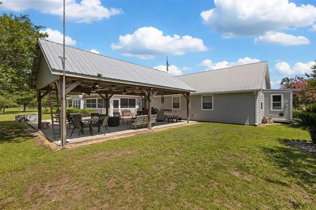 9897 NW 160 Avenue Morriston FL 32668