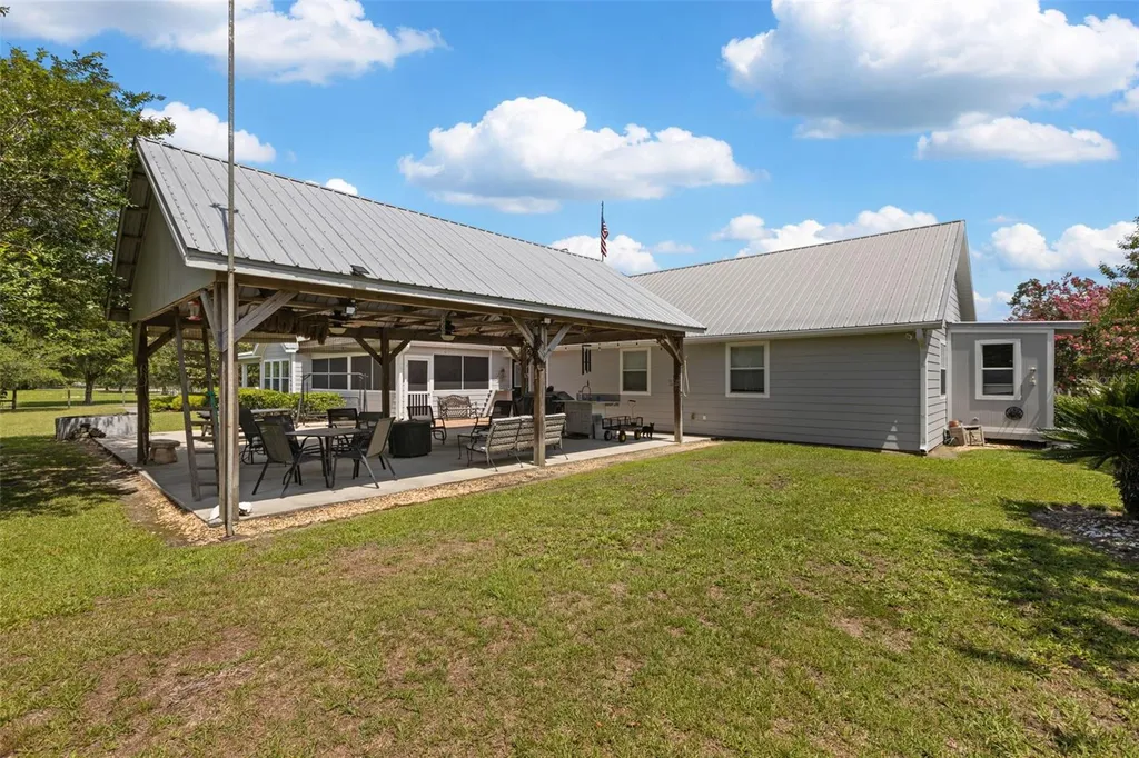 9897 NW 160 Avenue Morriston FL 32668