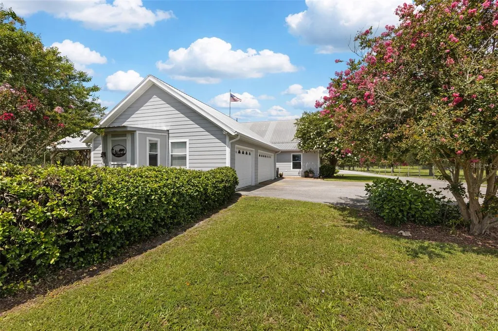 9897 NW 160 Avenue Morriston FL 32668