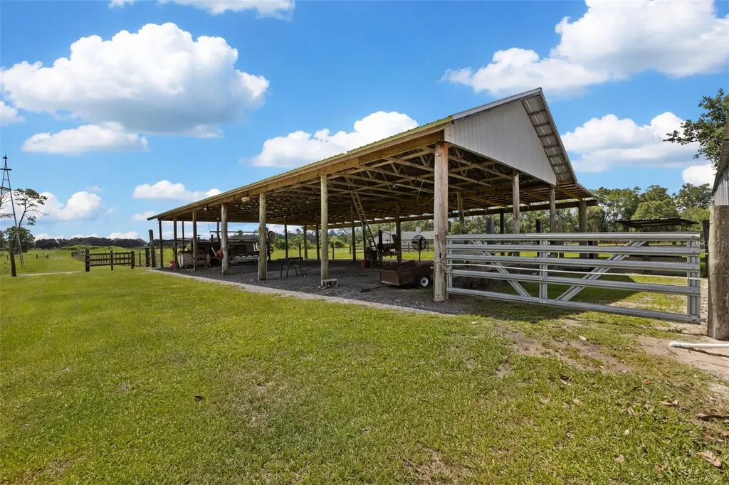 9897 NW 160 Avenue Morriston FL 32668