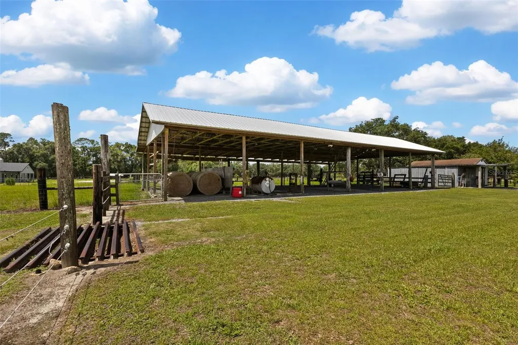 9897 NW 160 Avenue Morriston FL 32668