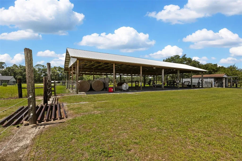 9897 NW 160 Avenue Morriston FL 32668