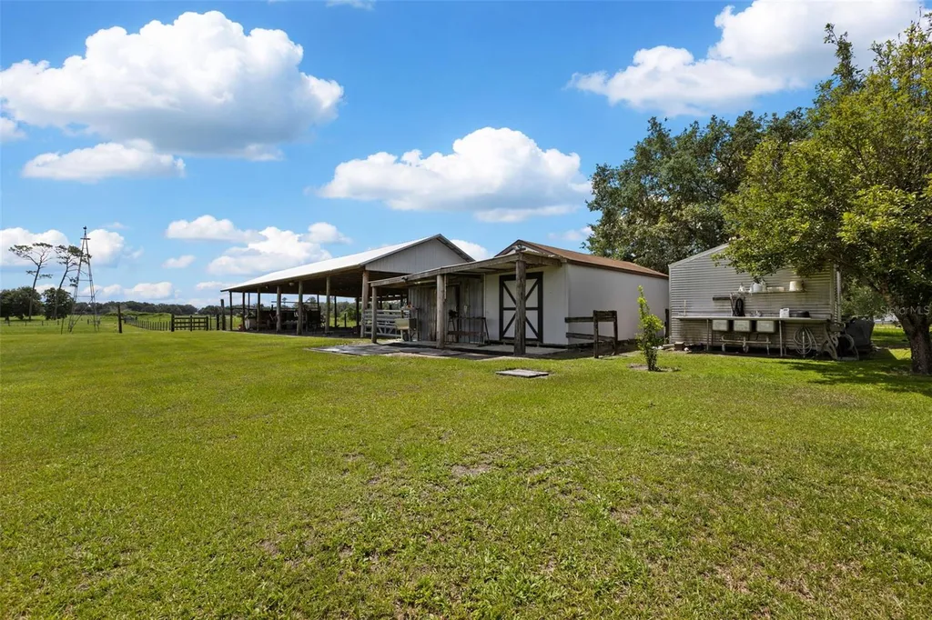 9897 NW 160 Avenue Morriston FL 32668