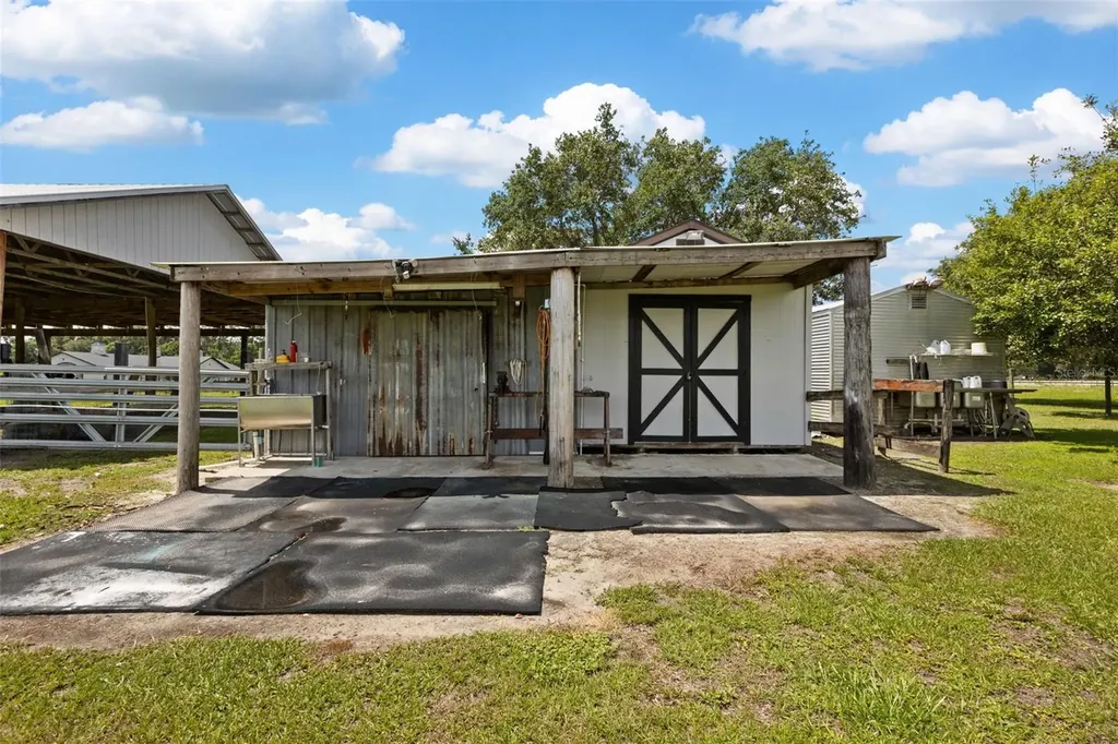 9897 NW 160 Avenue Morriston FL 32668