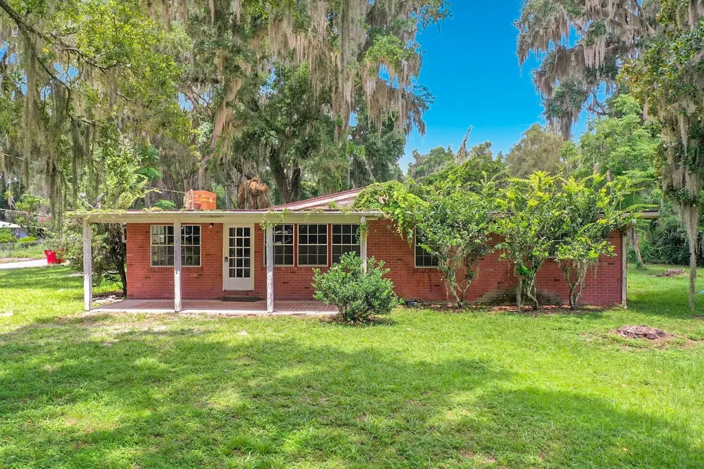 1880 Cr 422 Lake Panasoffkee FL 33538