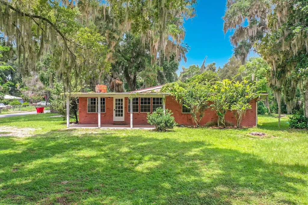 1880 Cr 422 Lake Panasoffkee FL 33538