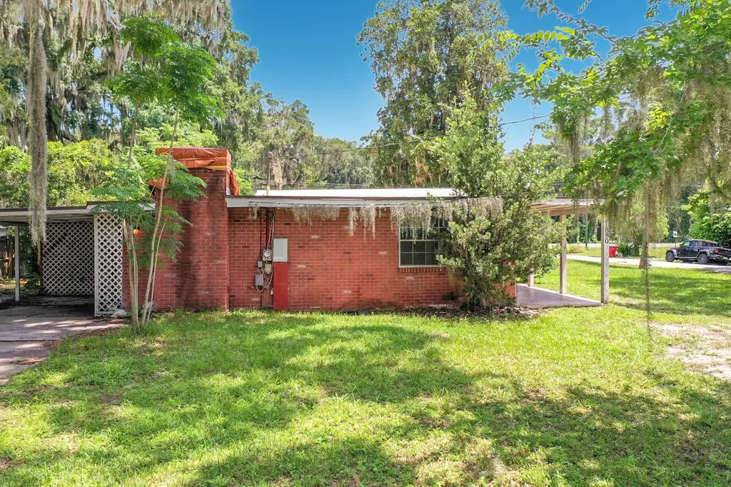 1880 Cr 422 Lake Panasoffkee FL 33538