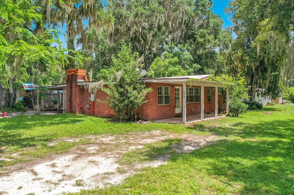 1880 Cr 422 Lake Panasoffkee FL 33538