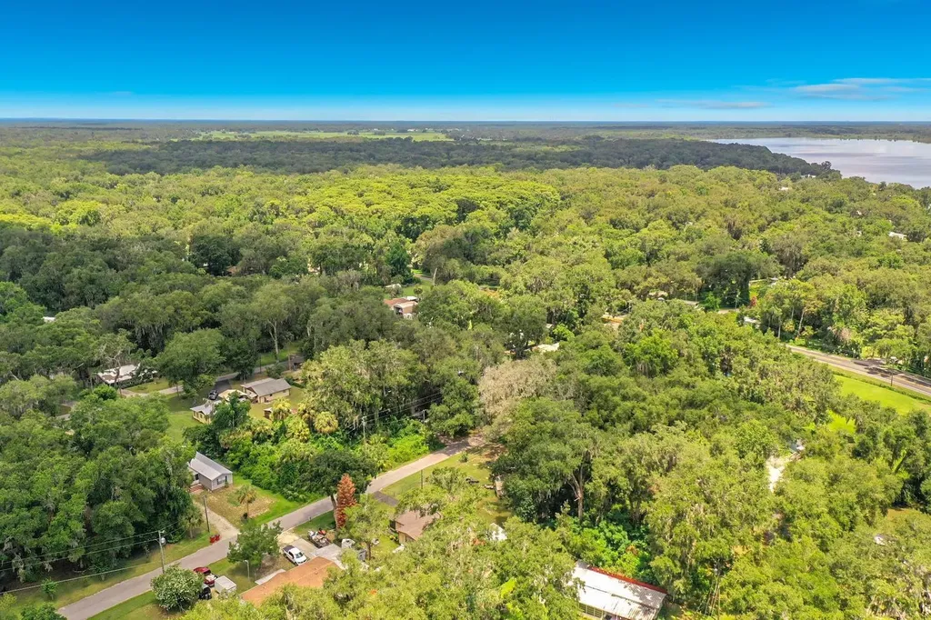 1880 Cr 422 Lake Panasoffkee FL 33538