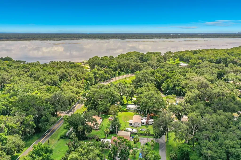 1880 Cr 422 Lake Panasoffkee FL 33538