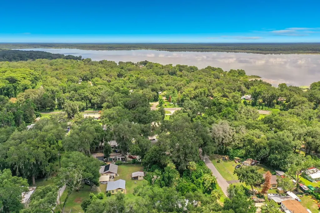 1880 Cr 422 Lake Panasoffkee FL 33538