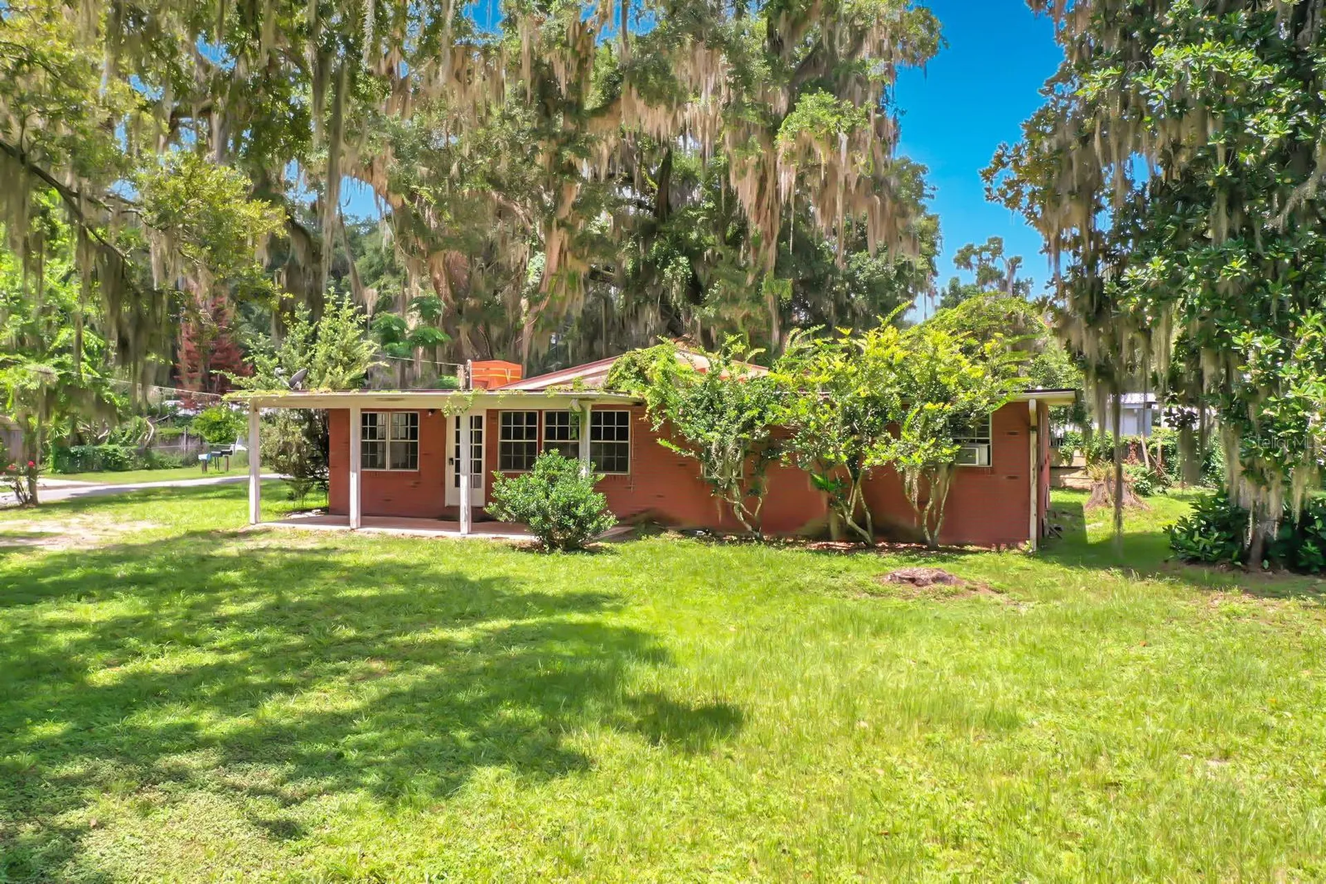 1880 Cr 422 Lake Panasoffkee FL 33538