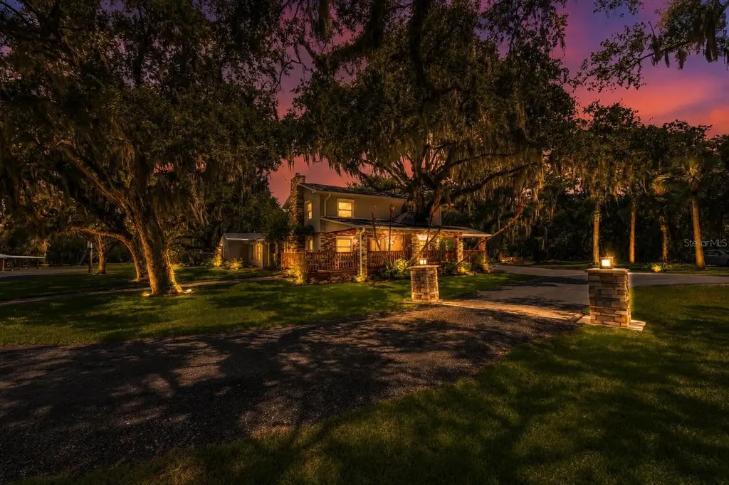 800 Hidden Oaks Lane Oak Hill FL 32759