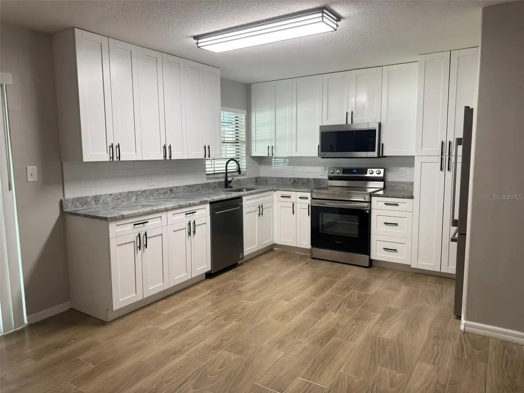 1008 N Bracewell Drive Plant City FL 33563