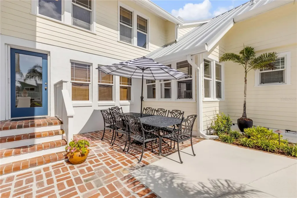 315 Due East Street New Smyrna Beach FL 32169