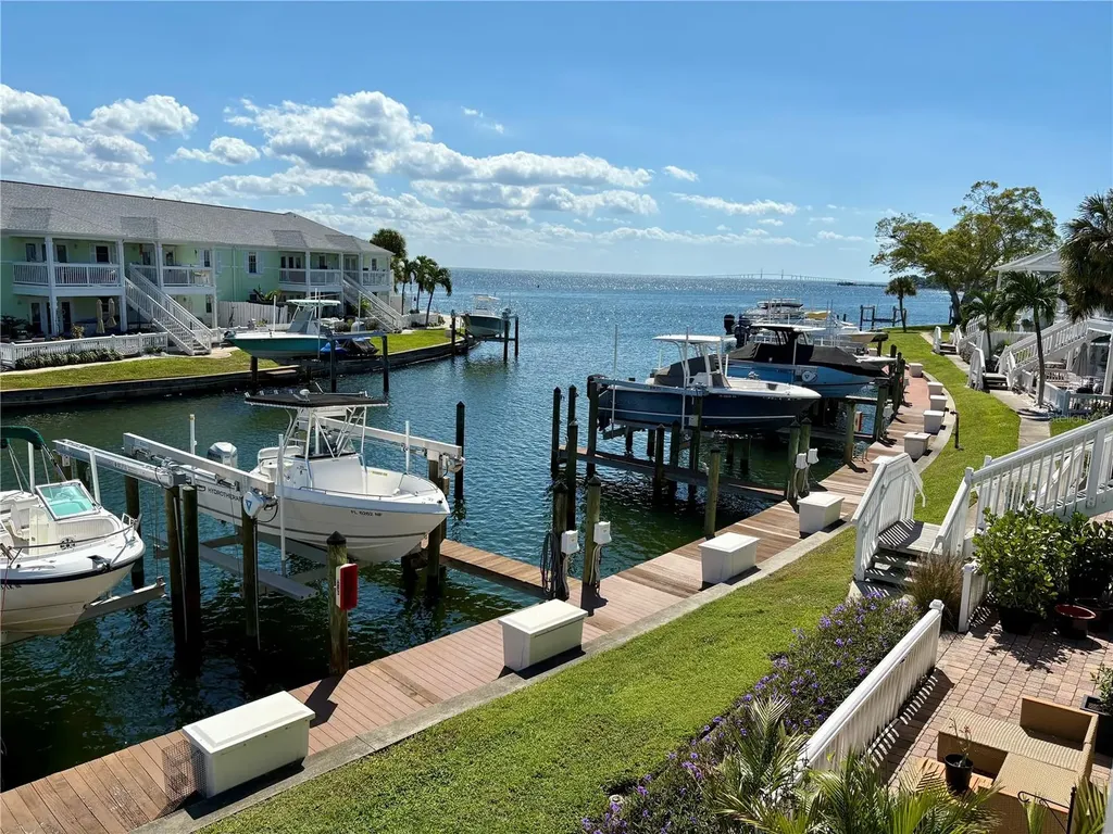 5184 Beach Drive SE St Petersburg FL 33705