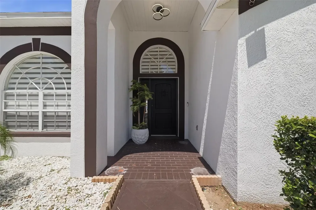 2210 Towering Oaks Circle Seffner FL 33584