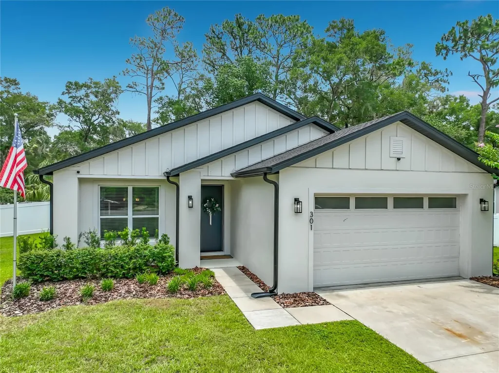301 4th Street Geneva FL 32732