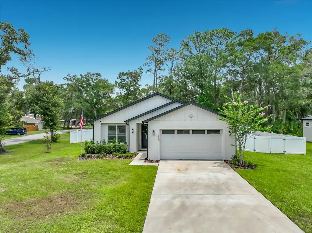 301 4th Street Geneva FL 32732