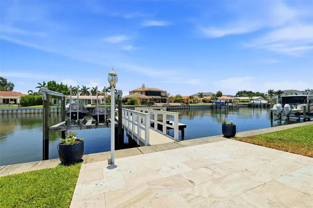 1974 Hawaii Avenue NE St Petersburg FL 33703