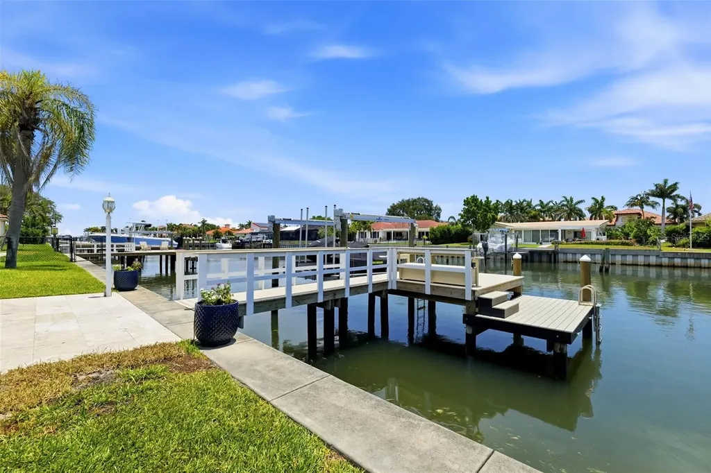 1974 Hawaii Avenue NE St Petersburg FL 33703