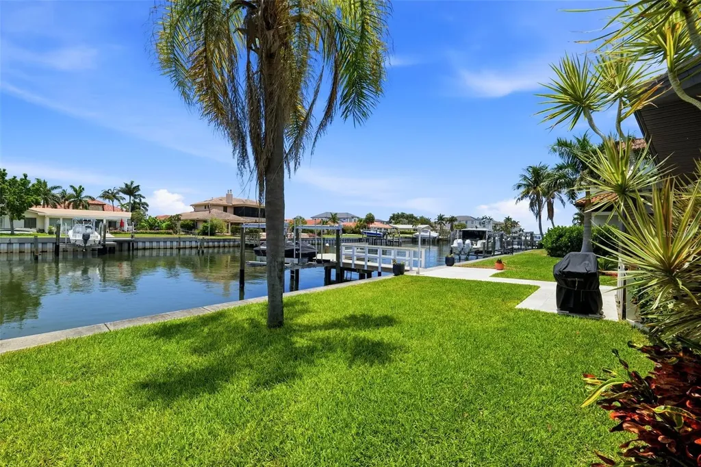 1974 Hawaii Avenue NE St Petersburg FL 33703