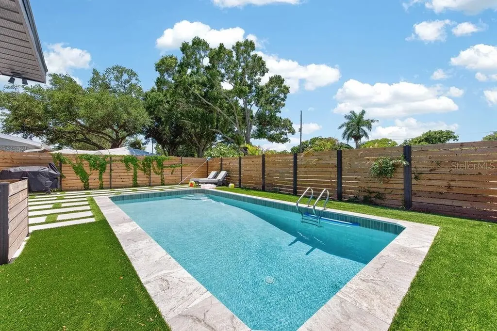 6196 44th Avenue N St Petersburg FL 33709