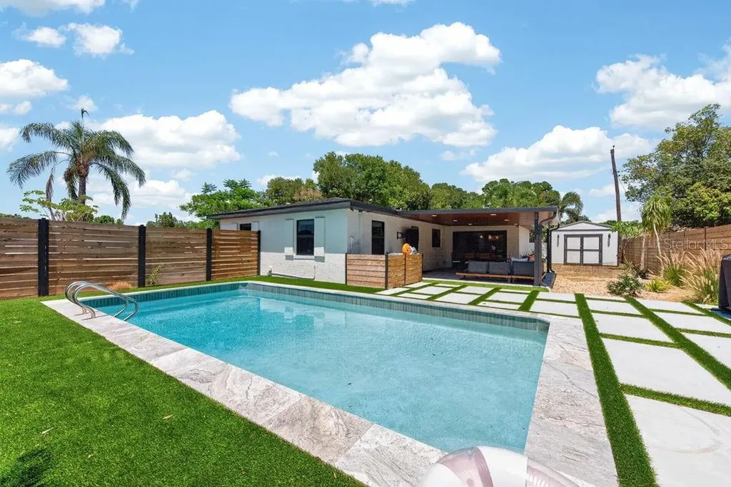 6196 44th Avenue N St Petersburg FL 33709